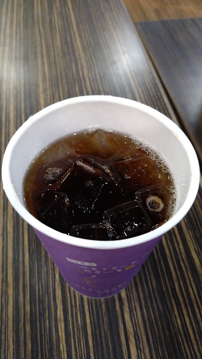 丹丹漢堡冰美式咖啡俯視，紫色紙杯加冰