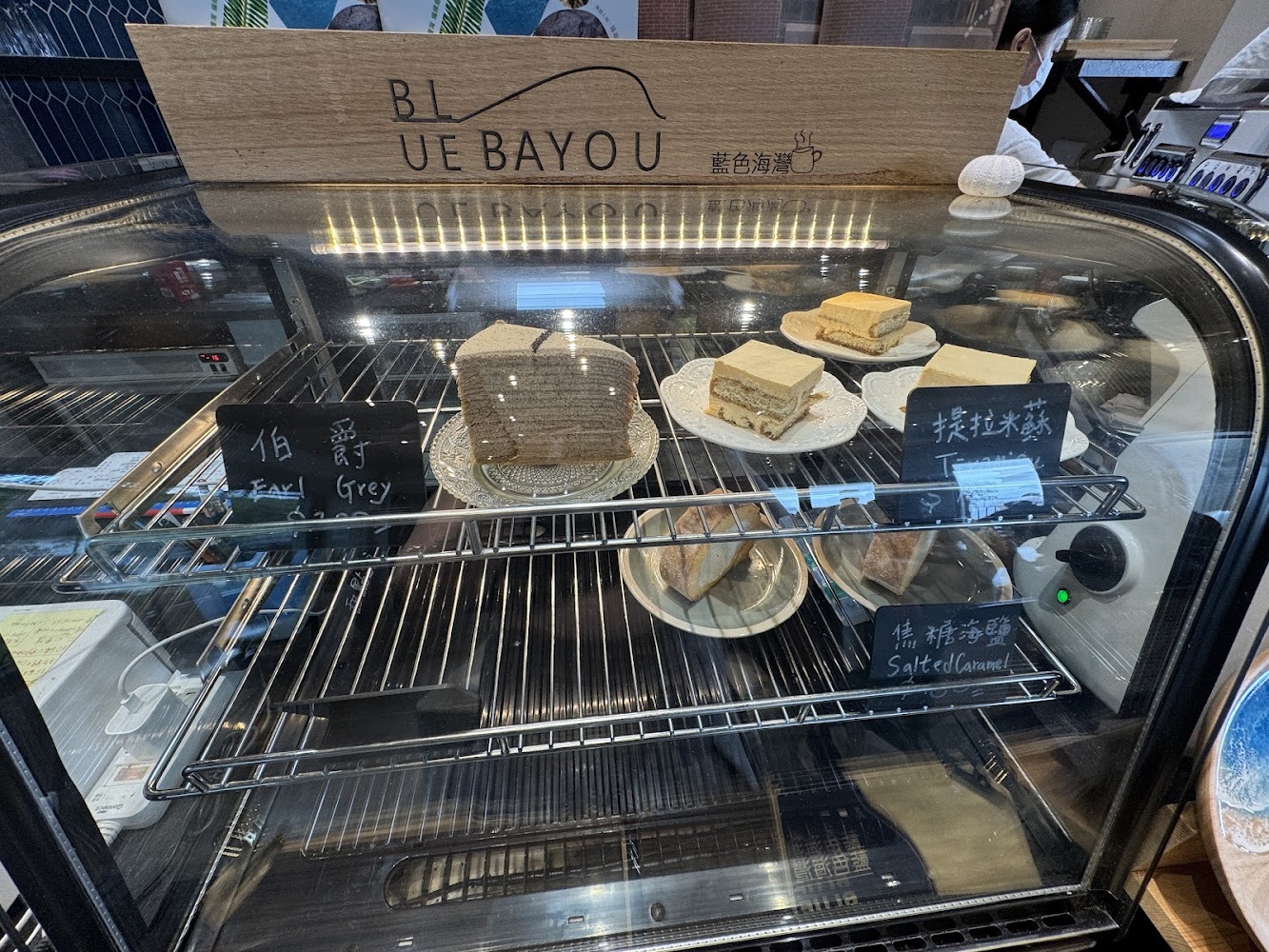 藍色海灣的甜點櫃，內有伯爵蛋糕、泰奶千層蛋糕和焦糖海鹽蛋糕等甜點