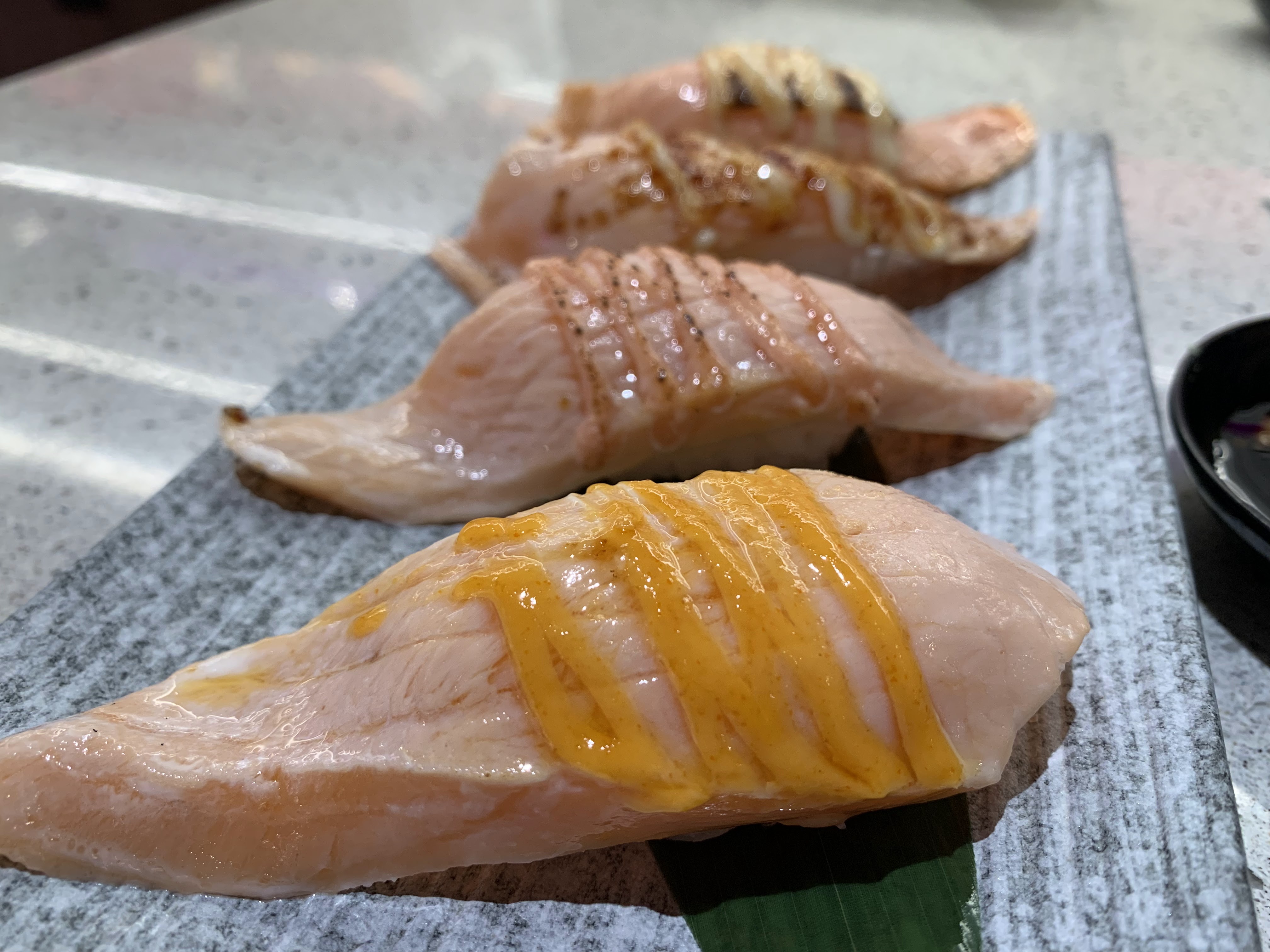 四貫不同口味炙燒鮭魚壽司
