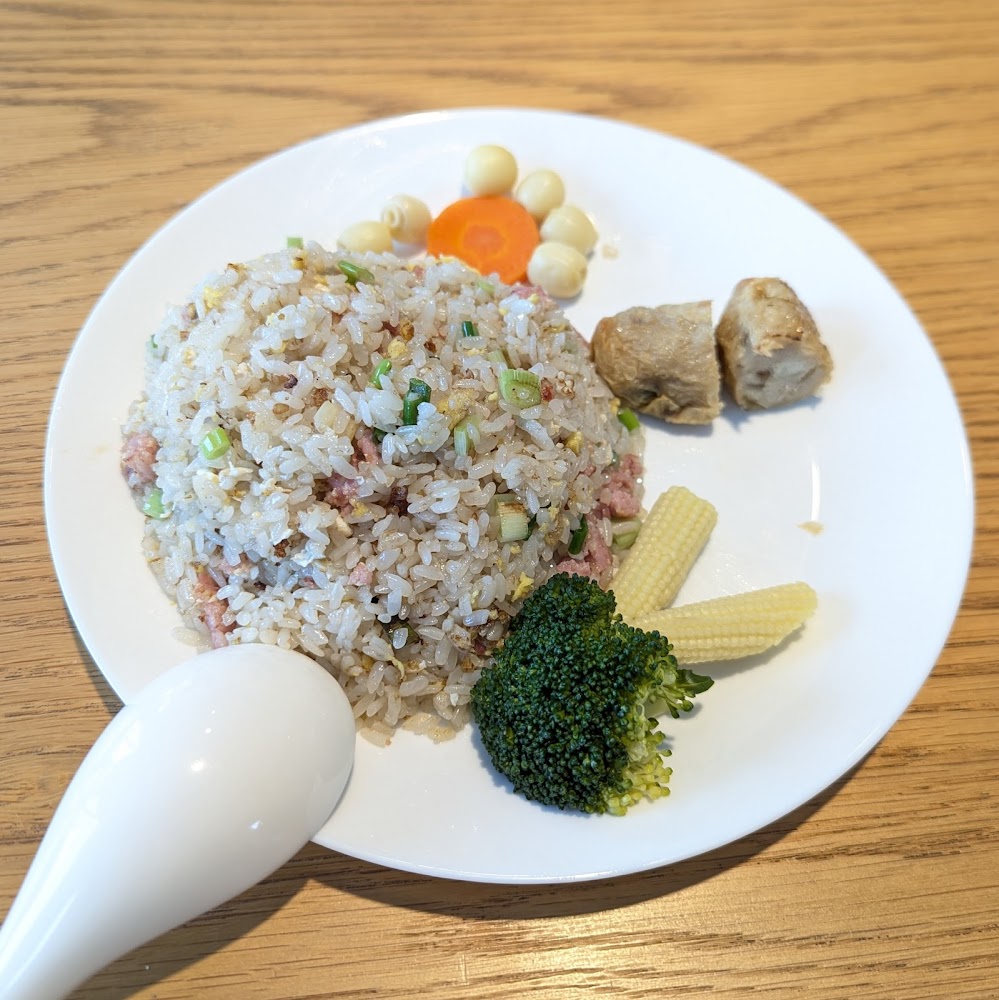 中式炒飯搭配青花菜豆腐與配菜
