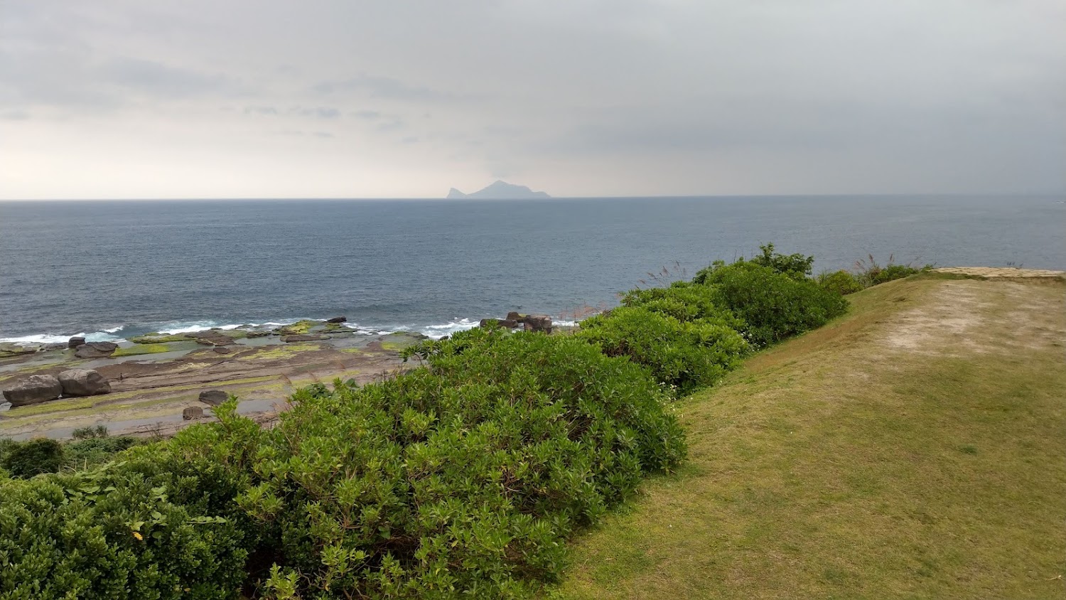 四角窟觀景台遠望龜山島