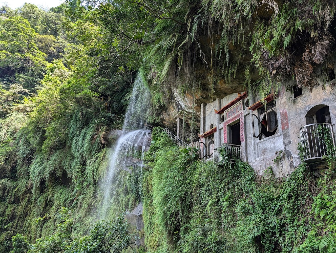 銀河洞瀑布與山壁寺廟景觀