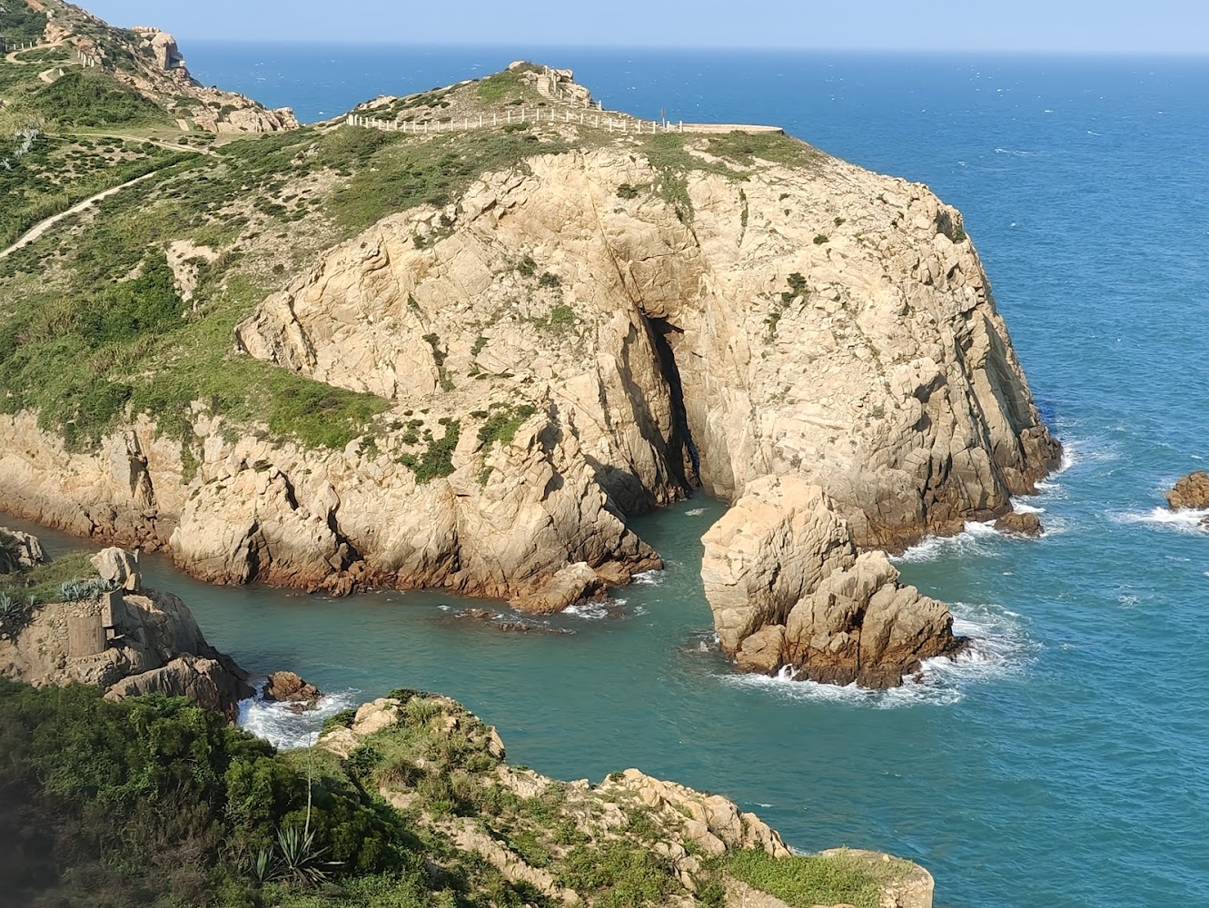 神祕小海灣海蝕峽谷與湛藍海水