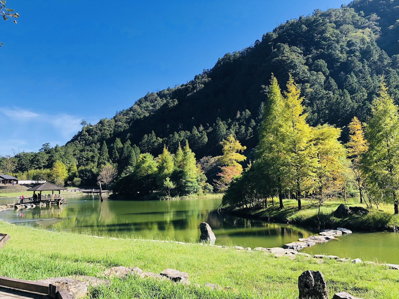 明池湖景與涼亭