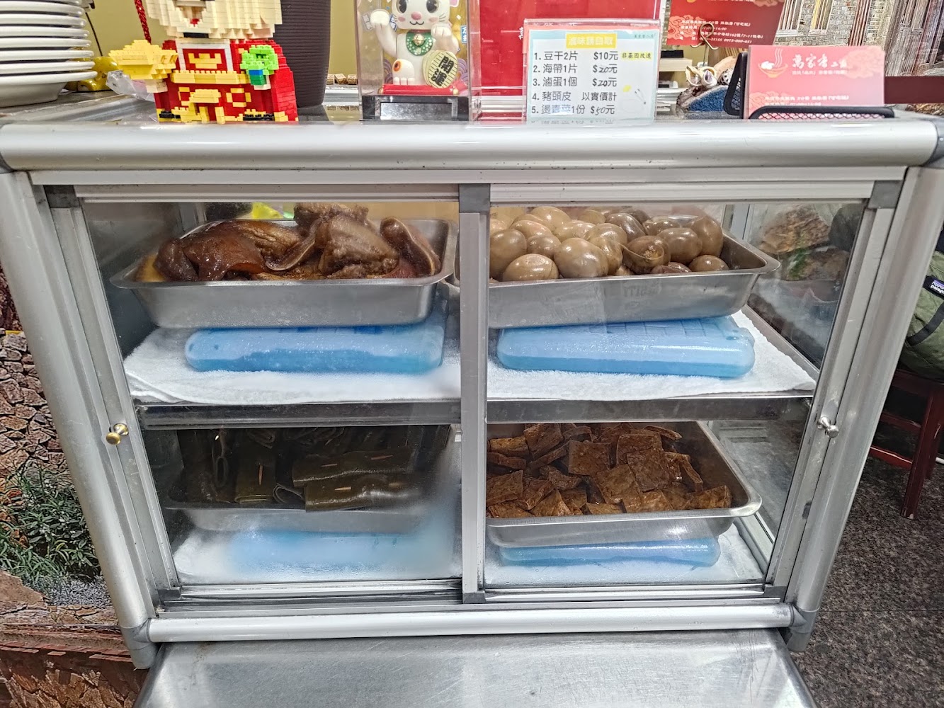 滷味櫃有雞腳滷蛋豆干海帶