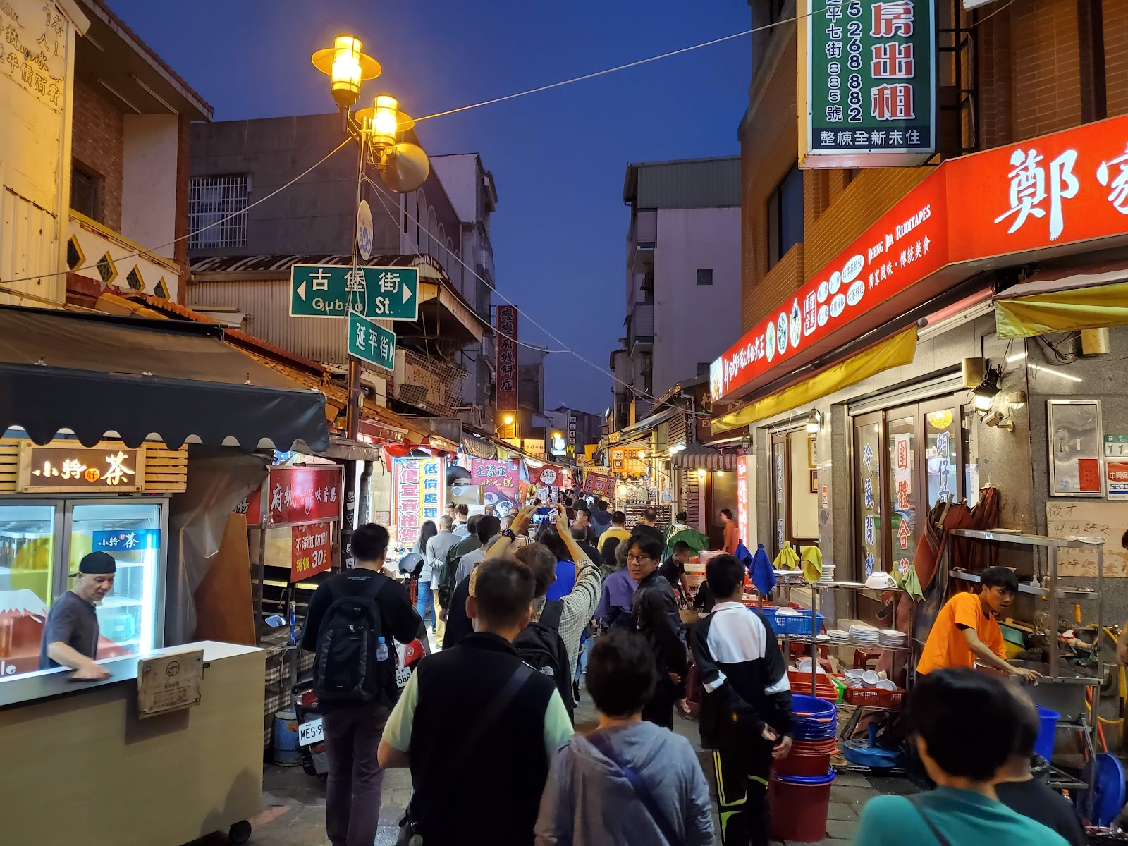 安平老街夜晚人潮，古堡街燈光美食攤販