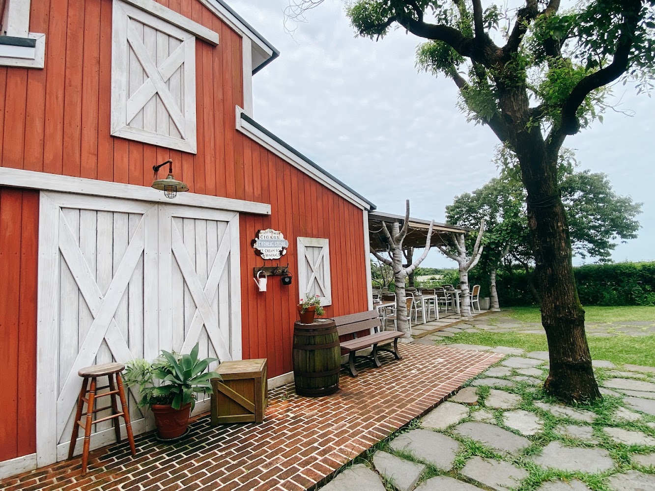 紅色鄉村風建築與戶外座位區