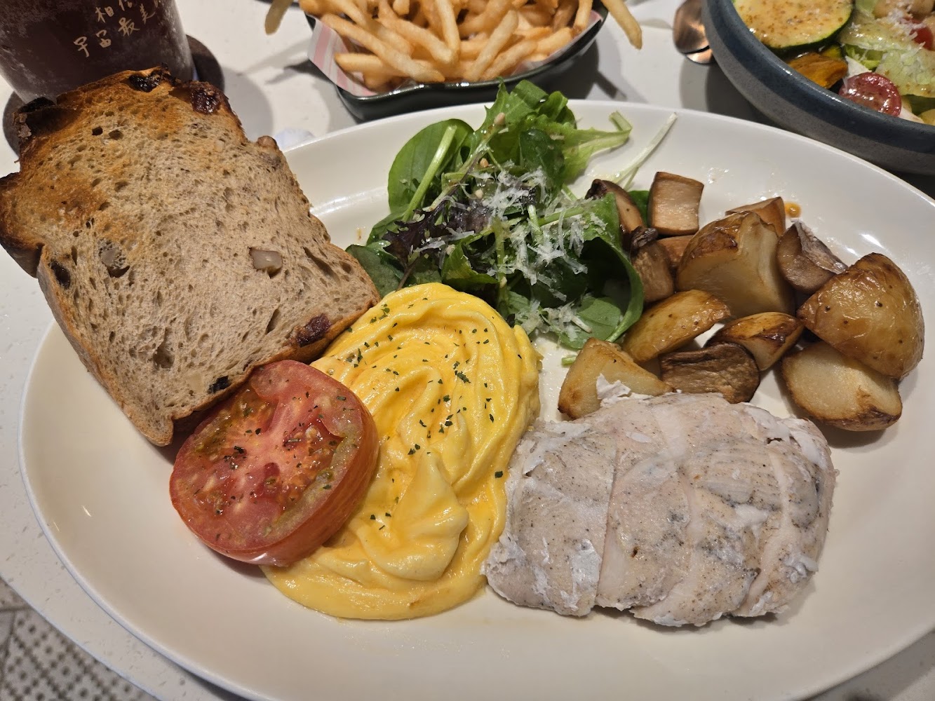 隅室咖啡餐廳六合店早午餐拼盤有雞胸肉嫩蛋麵包與沙拉
