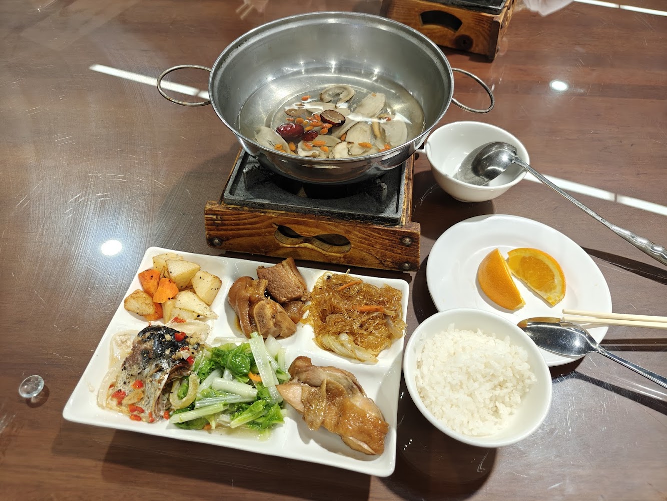 太平山莊餐廳中式套餐含火鍋白飯配菜水果