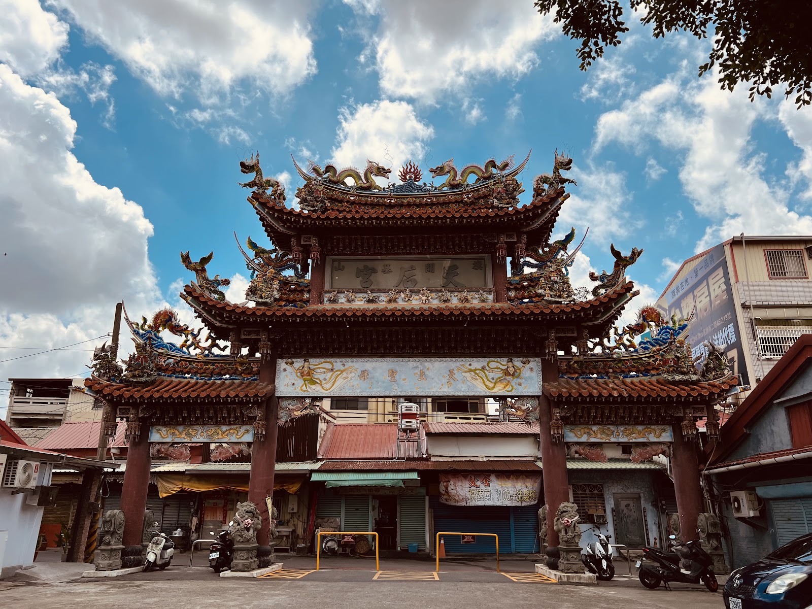 旗山天后宮正面，傳統閩南式廟宇，精緻龍鳳剪黏裝飾