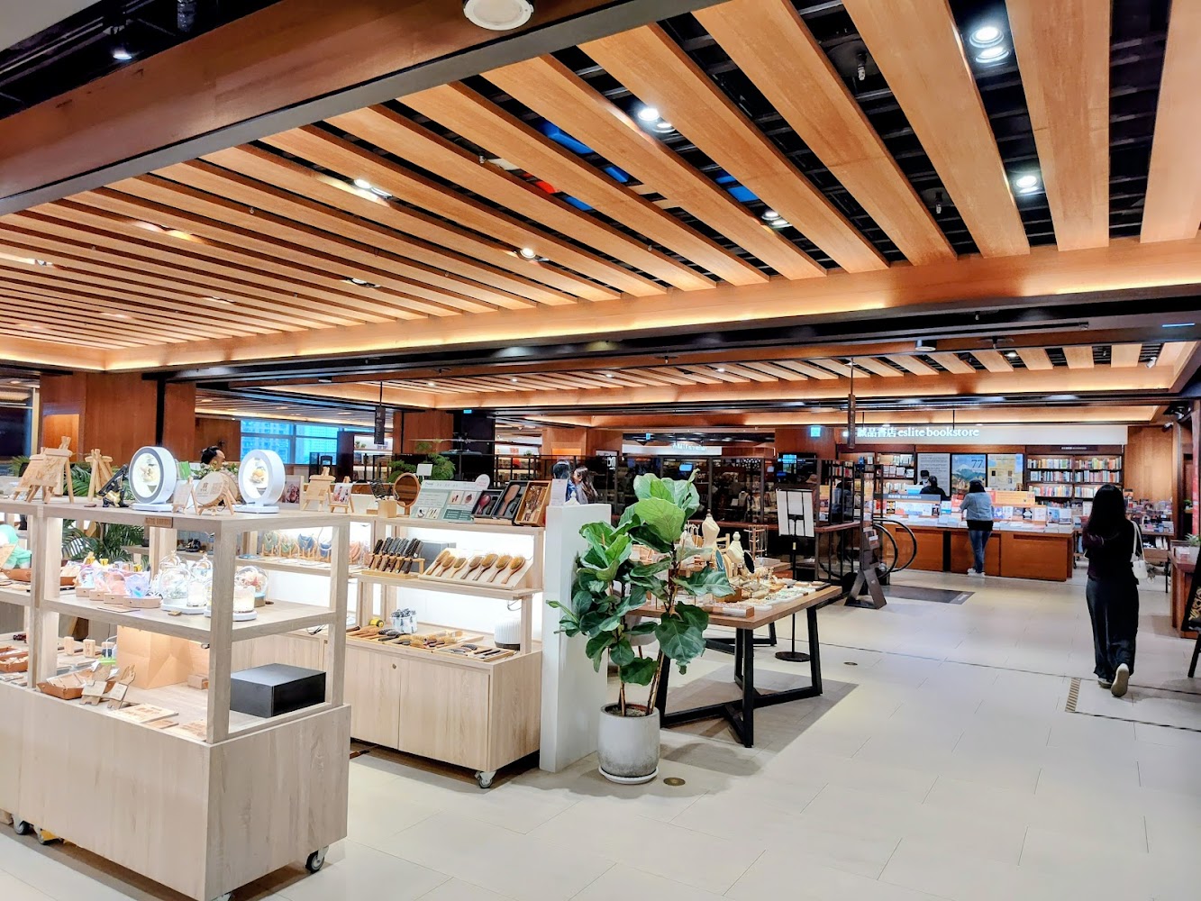 誠品生活新板店內部，文創商品區與書籍展示