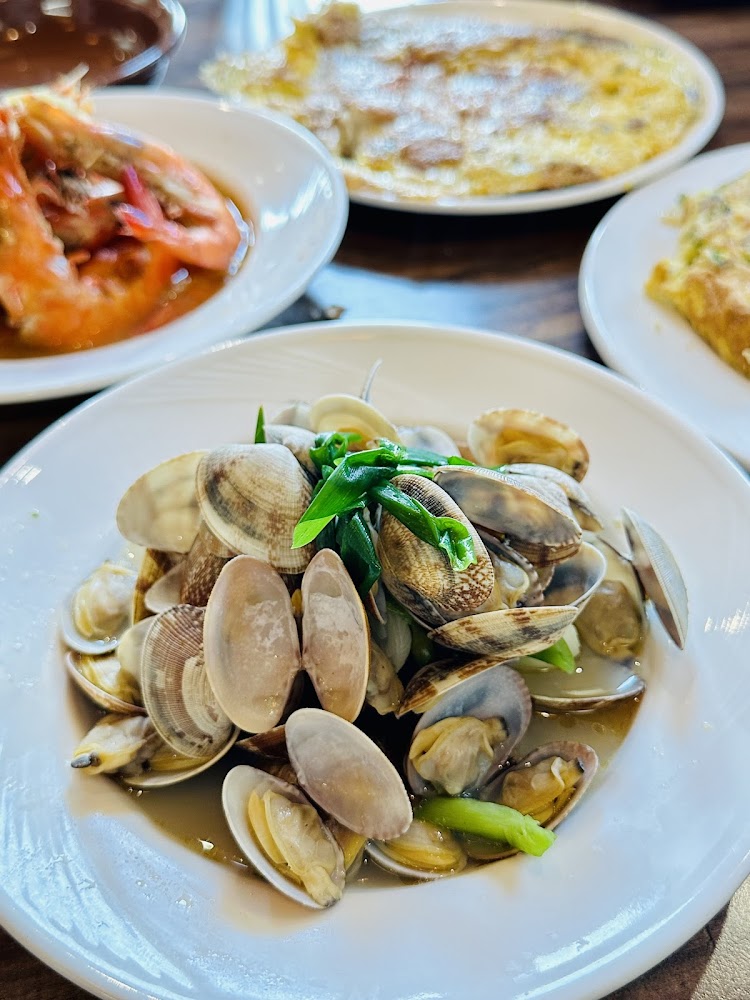 一桌豐盛海鮮中式料理可見蛤蜊蝦子和蛋料理