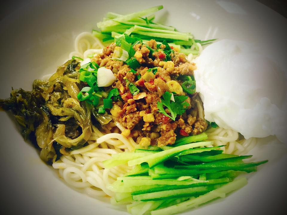 弼園春拌麵料理特寫