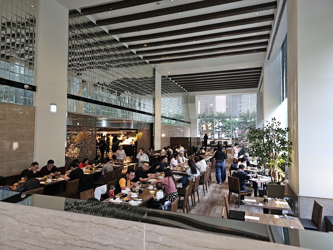 台北晶華酒店栢麗廳寬敞明亮的用餐空間