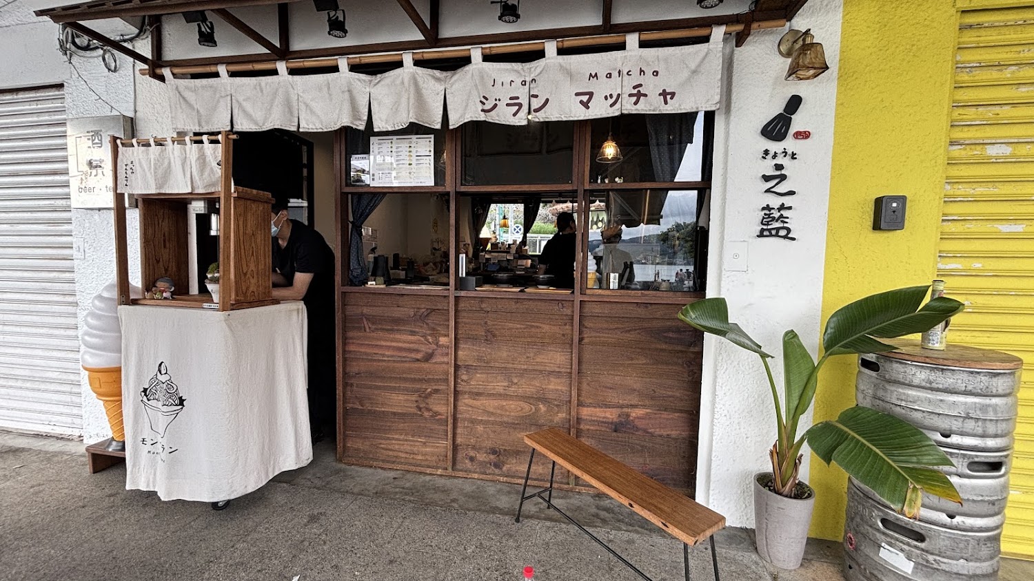 之藍じらん 抹茶販売店日式店鋪外觀與門口軟雪糕小攤