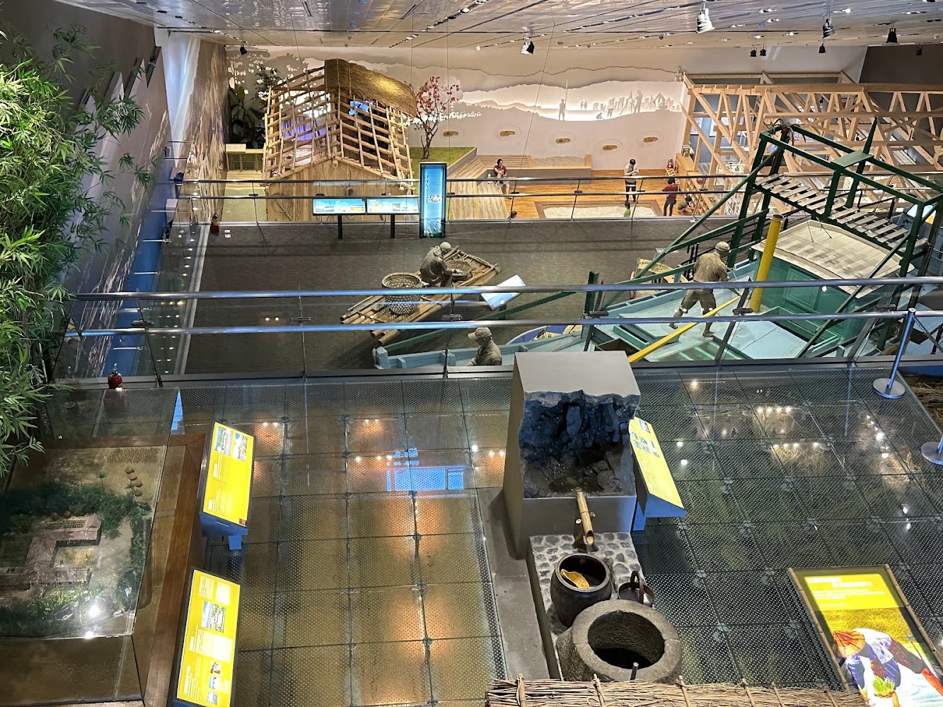 展示農業和早期生活的博物館展區，內有仿古農具、人物雕像、模型建築和介紹文字牌