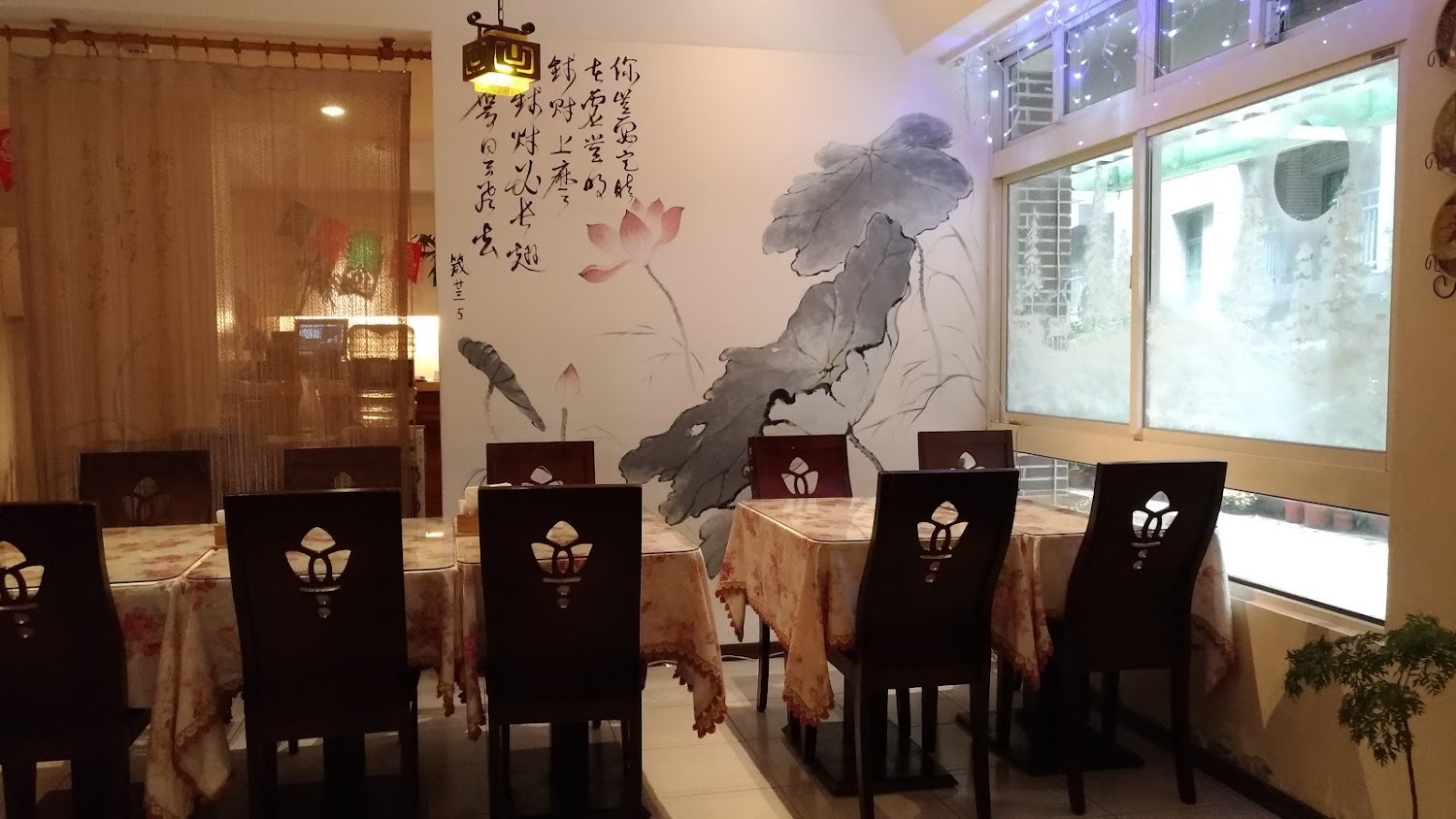 淡水迦南餐廳室內座位與用餐環境