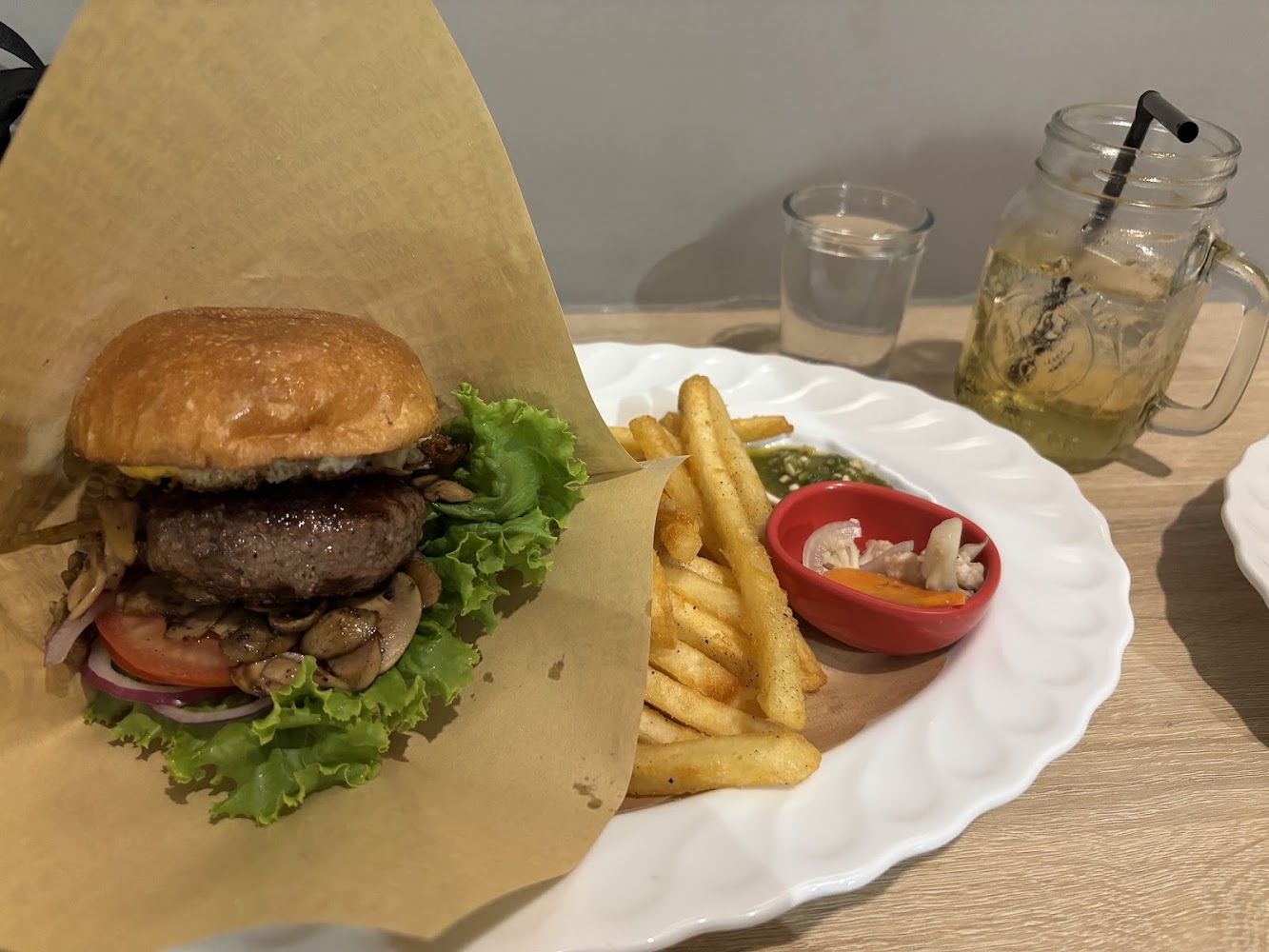 一村小酒館漢堡薯條套餐