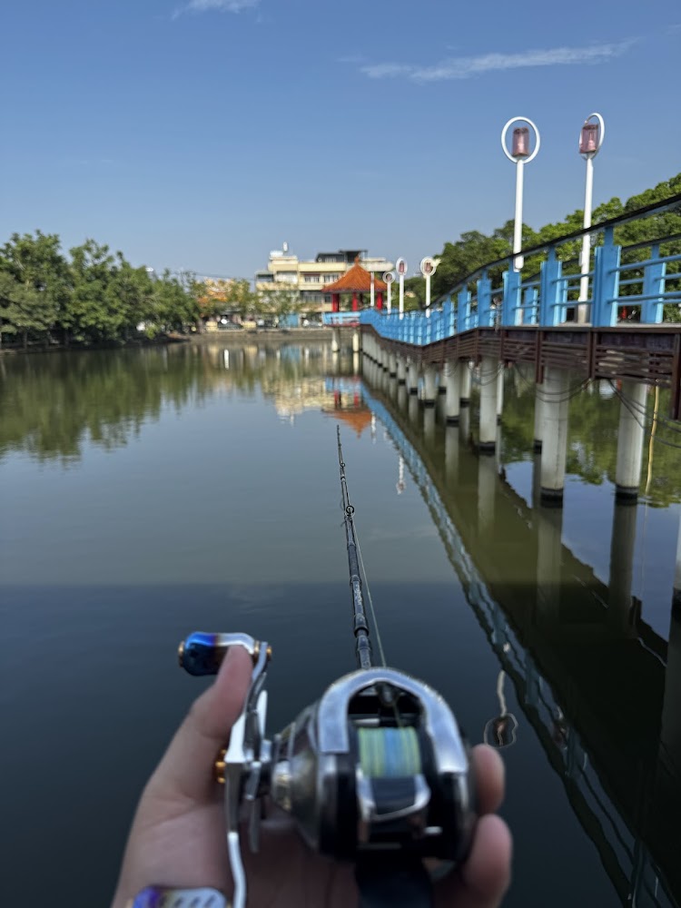 中林湖湖邊垂釣與橋亭景觀