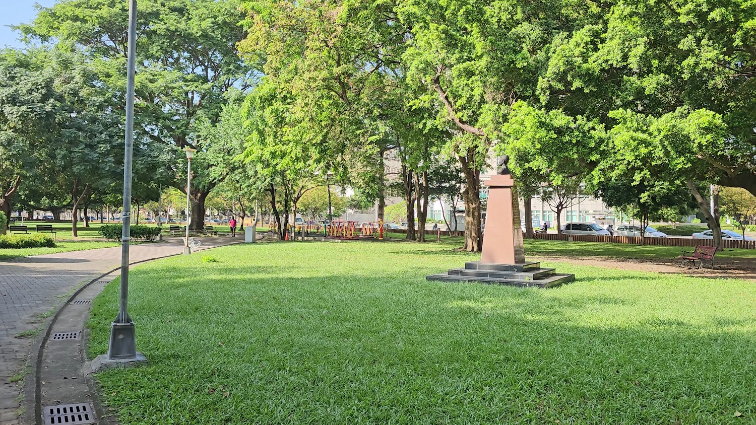 綠樹與草地廣闊的公園