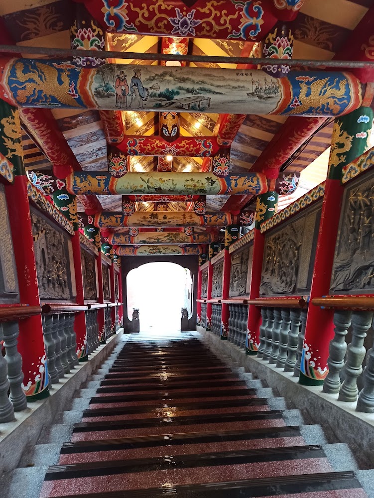 碧山巖寺廟長廊樓梯與彩繪天花板