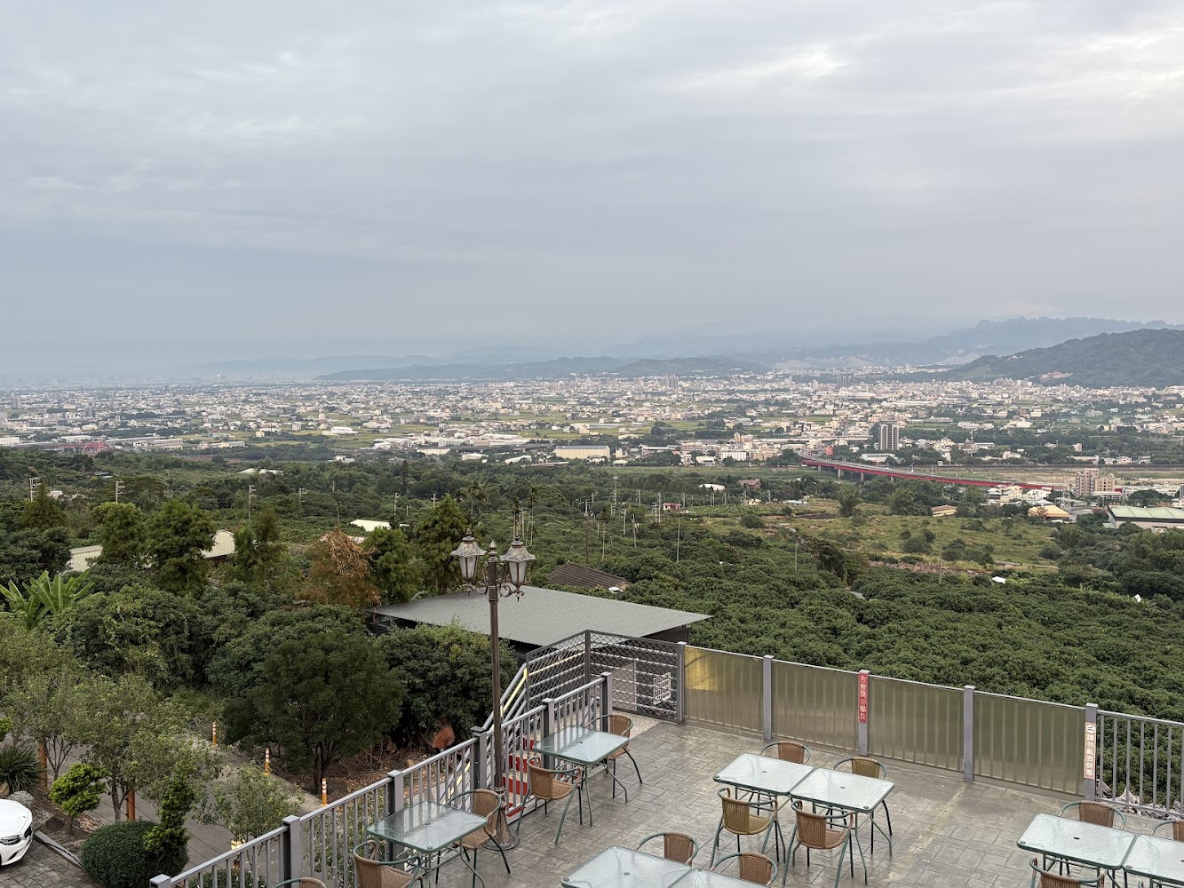 東星屋景觀餐廳露台座位與山城景色