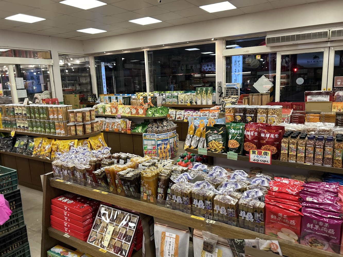 抹茶山伴手禮礁溪店貨架陳列
