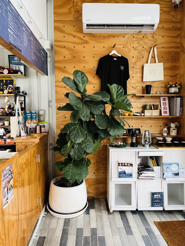 舊社咖啡店內植栽與商品牆