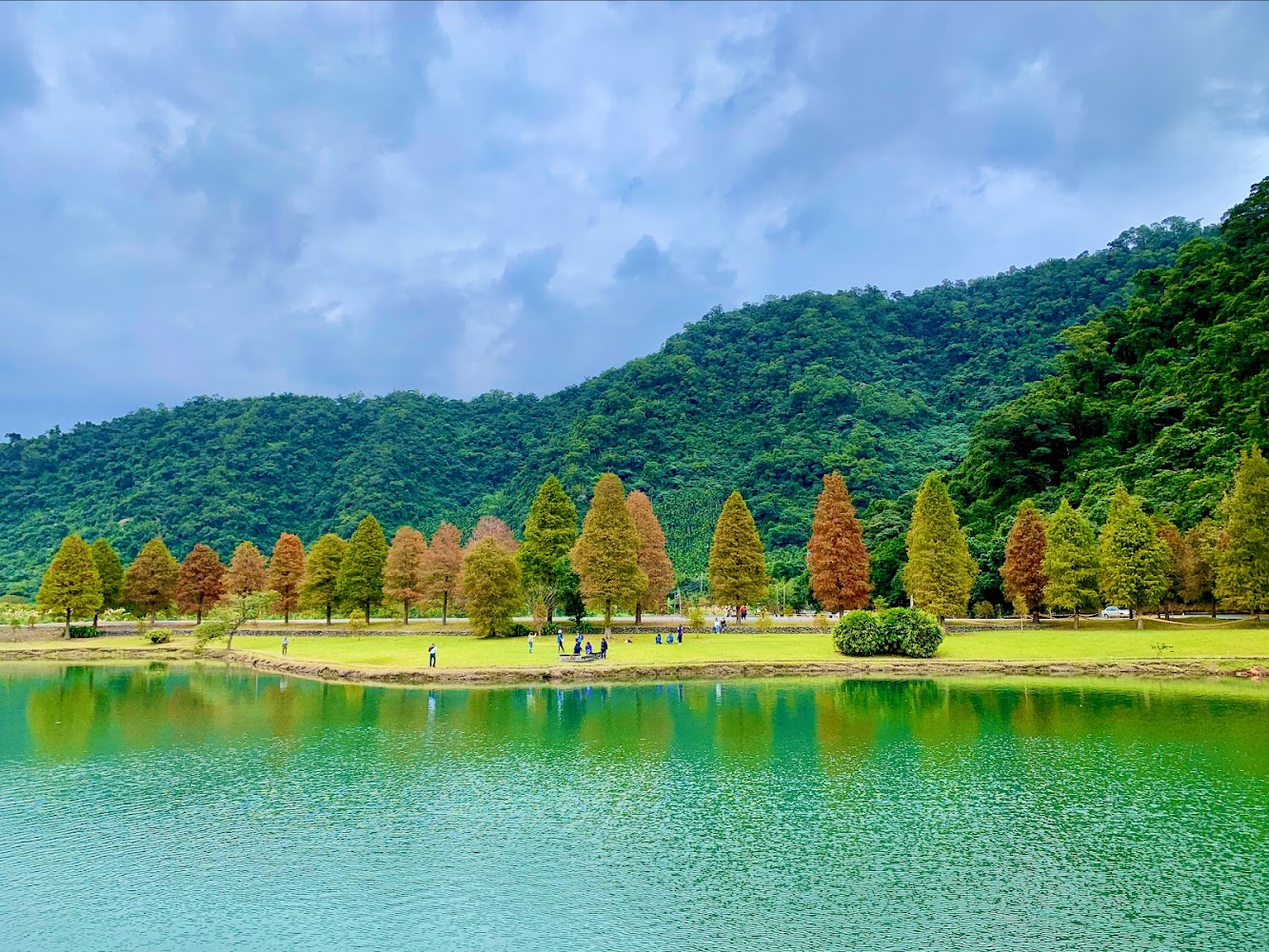 蜊埤湖湖泊與山林步道景色