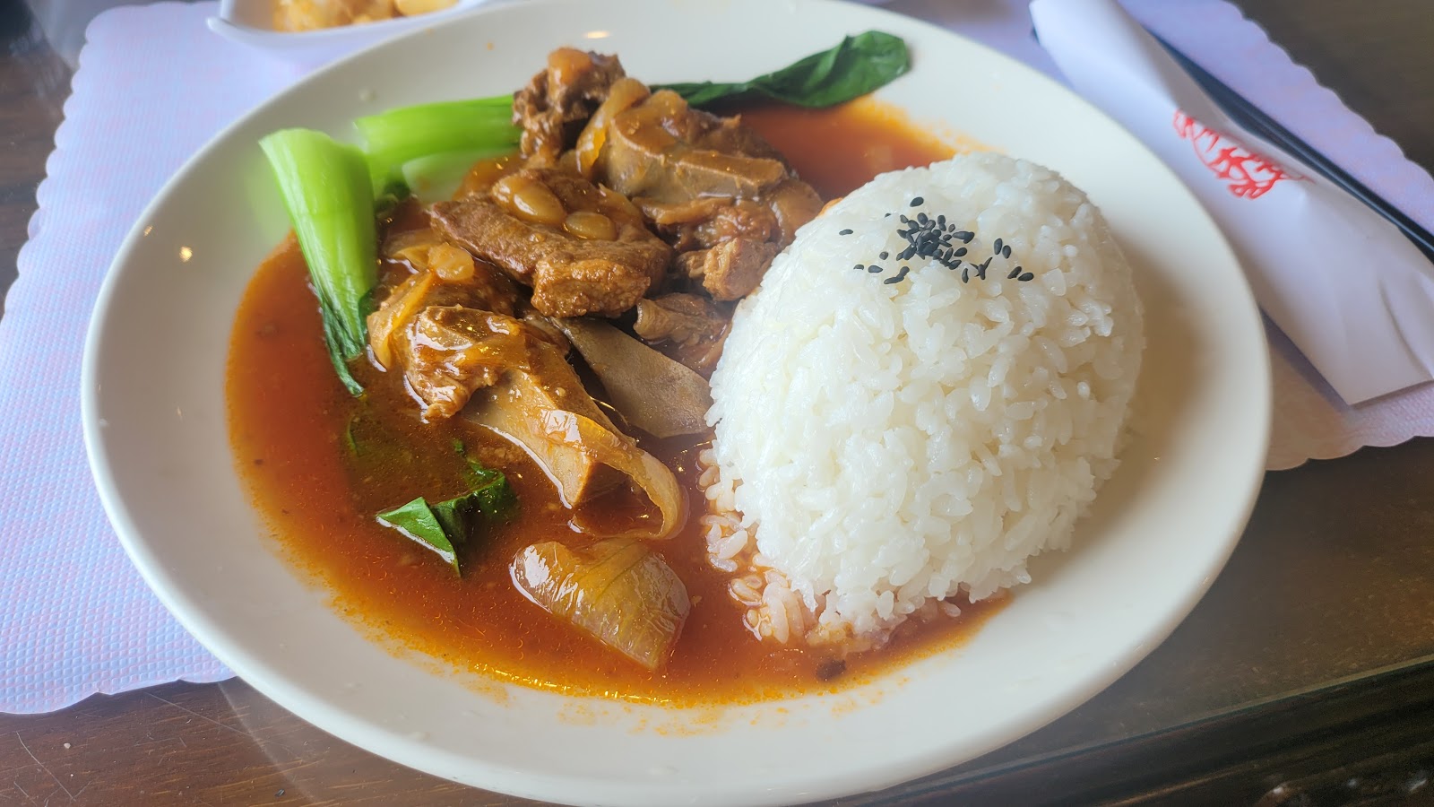 阿妹茶樓招牌料理紅燒豬腳配白飯，醬汁濃郁滋味下飯