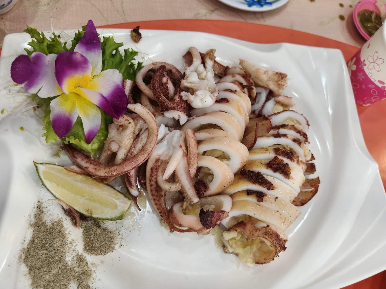 烤花枝料理與檸檬