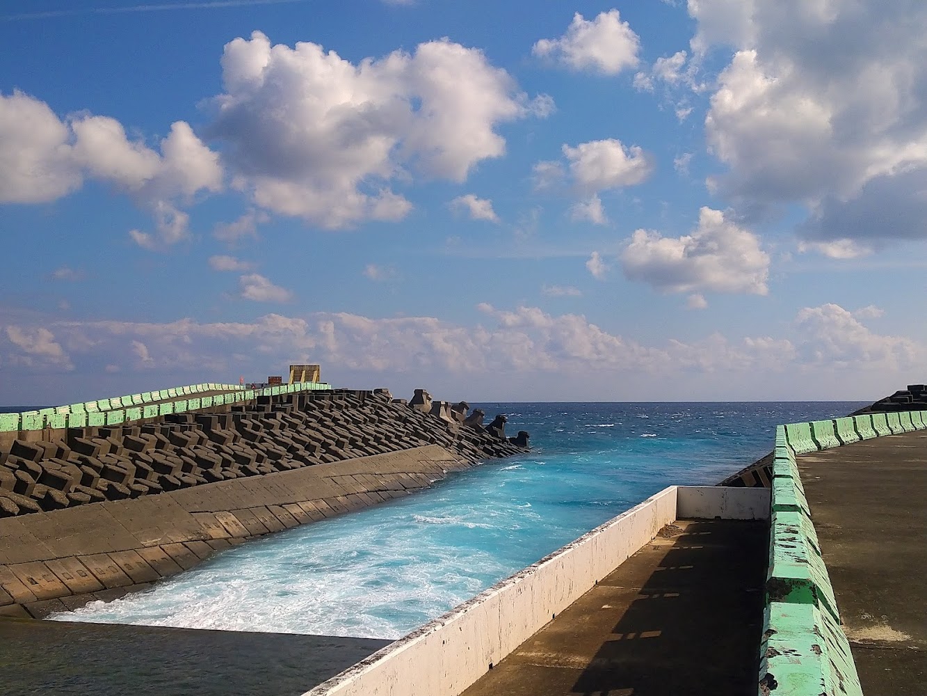 小巴里島岩海堤與防波塊景觀