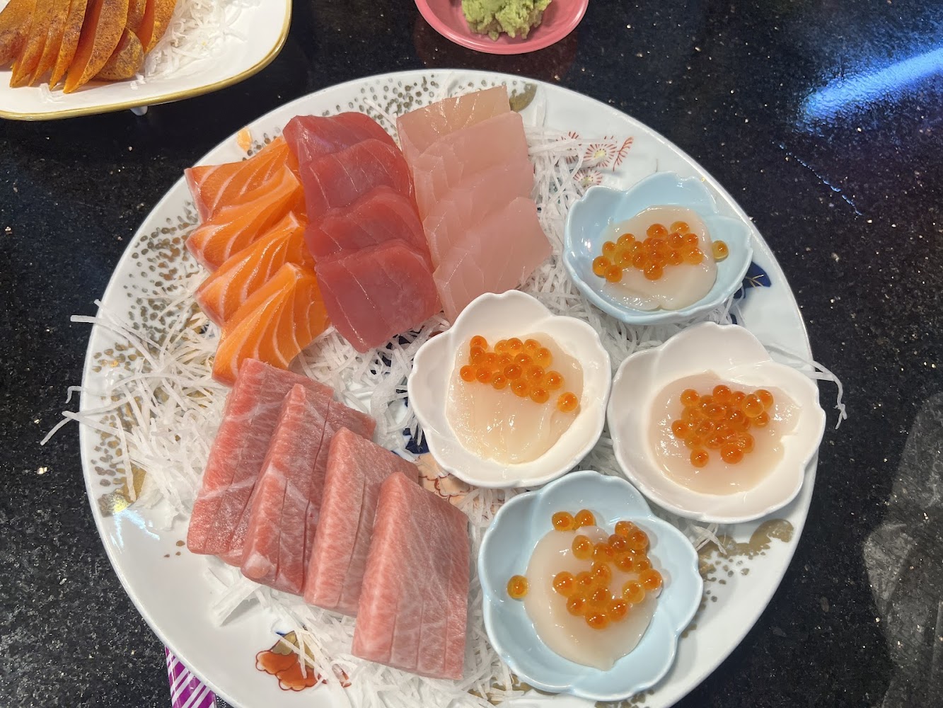 魚莊精緻生魚片拼盤包含鮭魚鮪魚干貝與鮭魚卵