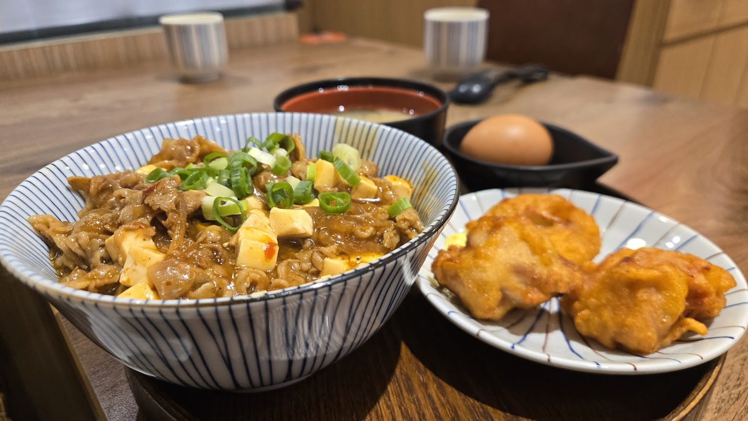 牛洞台北萬隆店麻婆豆腐牛肉丼與炸雞套餐