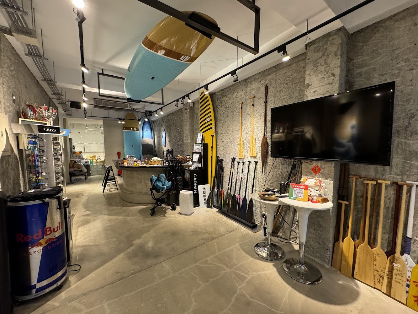 Seeker Dragon boat club 店內空間與槳板展示