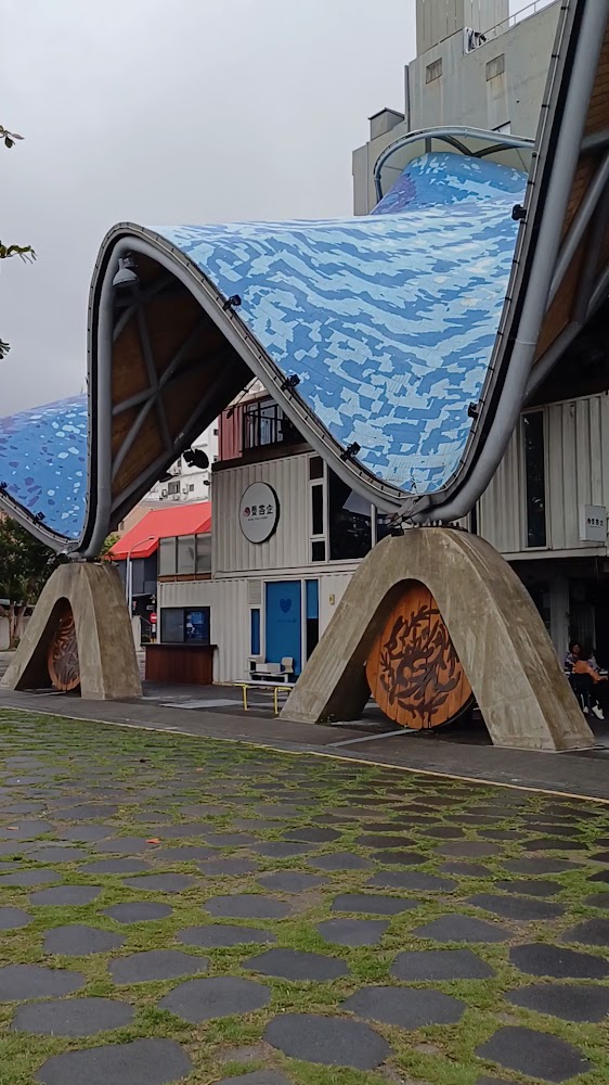 藍色屋頂建築與鋪石步道