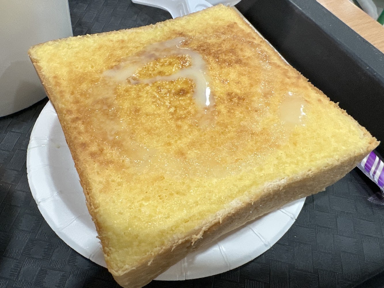 銀河美食厚切吐司淋上煉乳