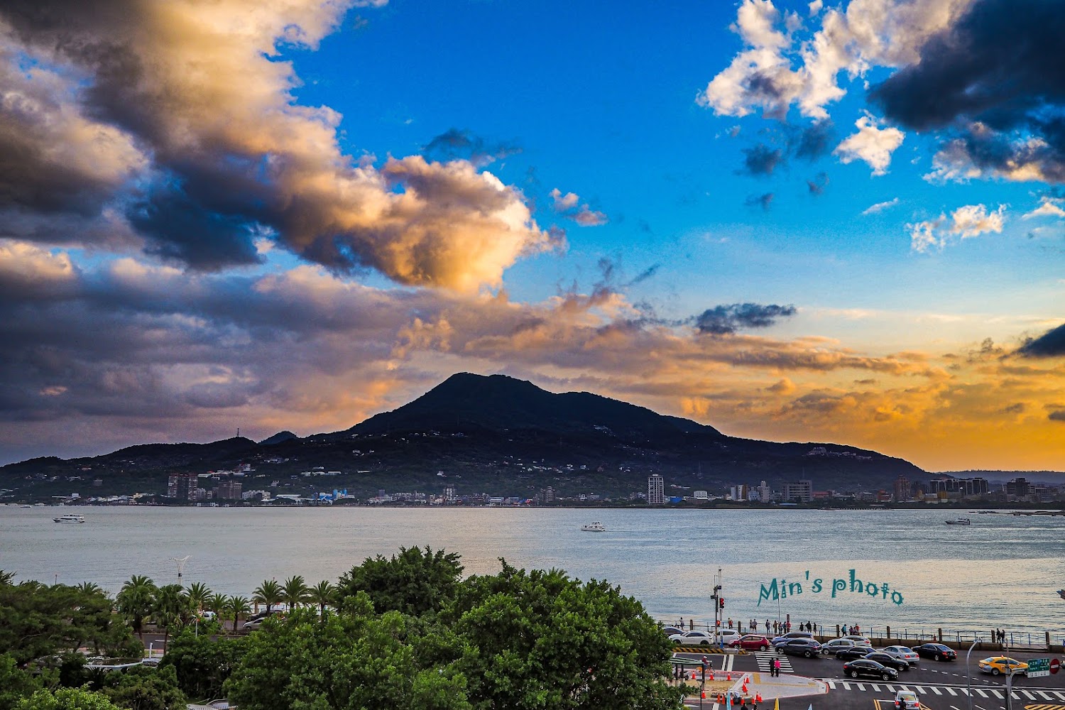 滬尾藝文休閒園區周邊夕陽河景與山景