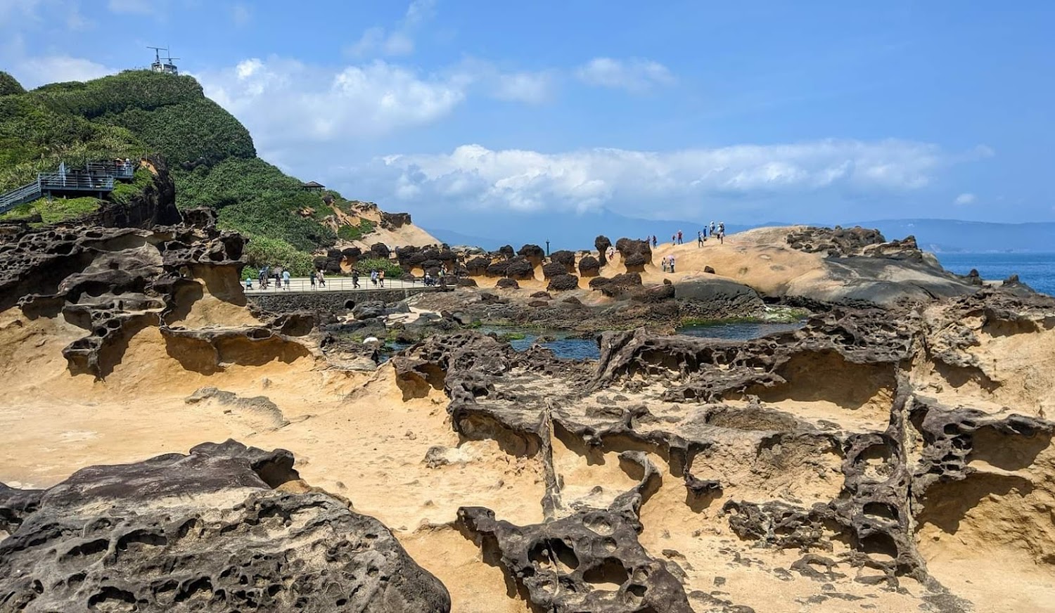 野柳地質公園蜂窩岩前景與遠方遊客