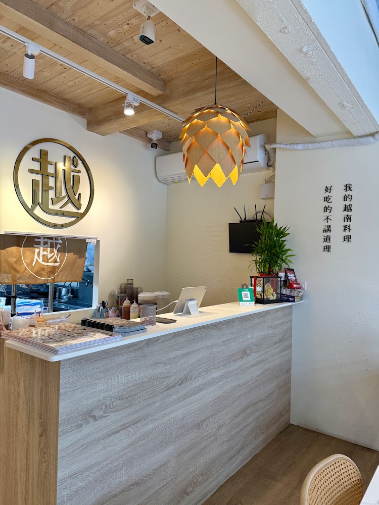 越好吃越南料理竹北店櫃檯與牆面設計