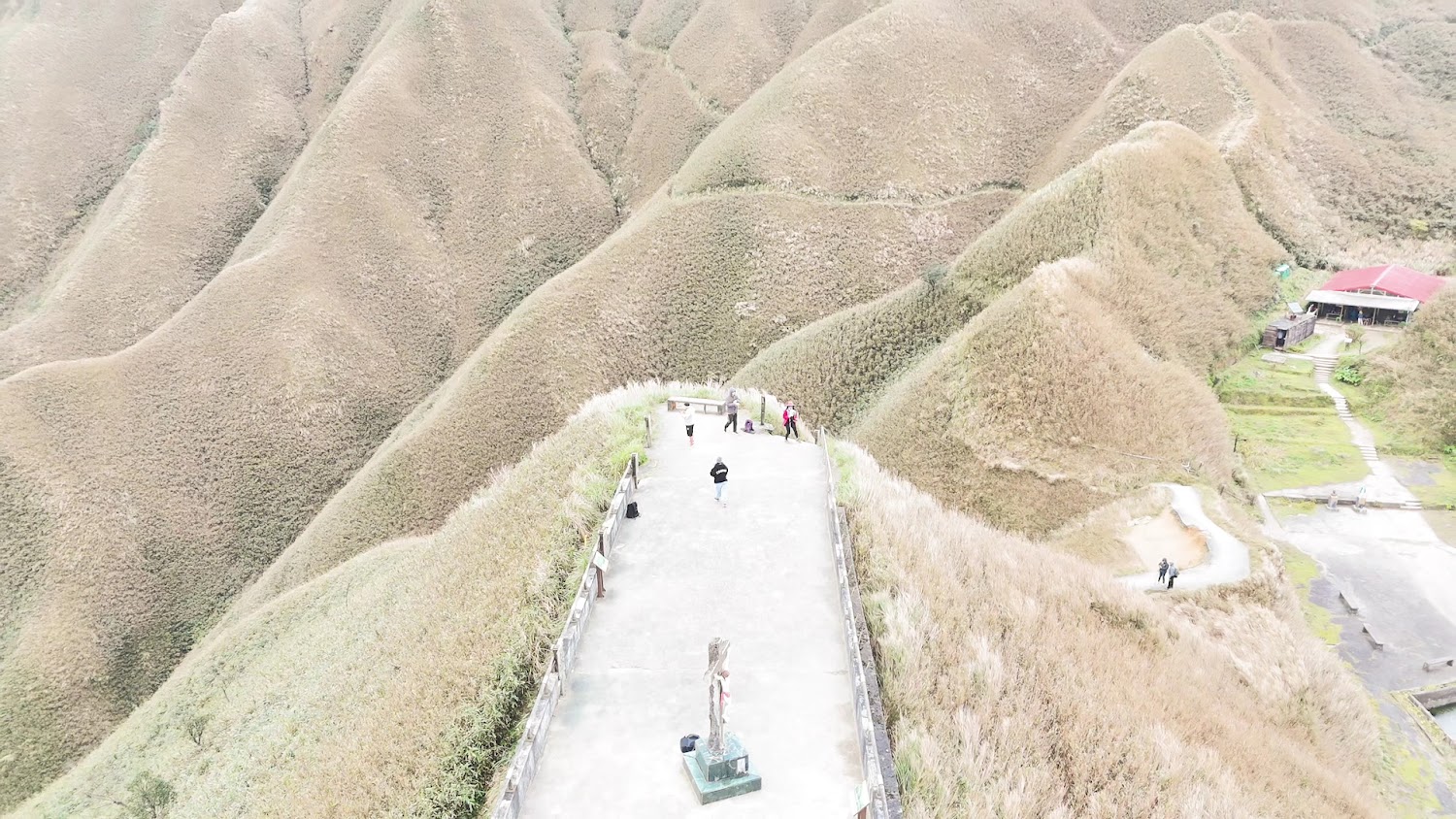三角崙山觀景平台與起伏山丘景觀