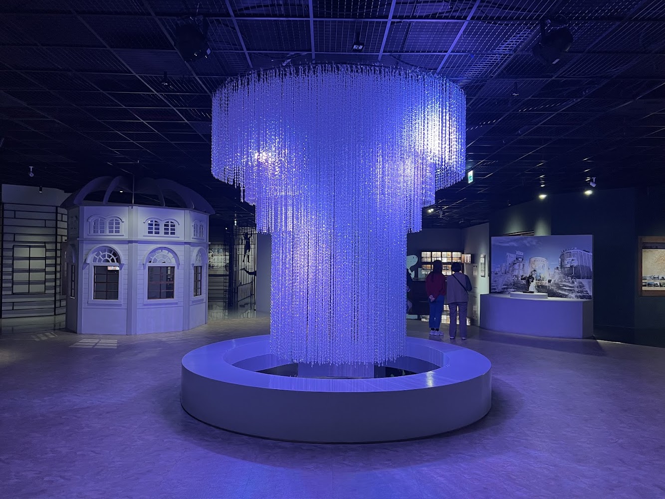 嘉義市立博物館藍紫色展廳與水晶燈裝置