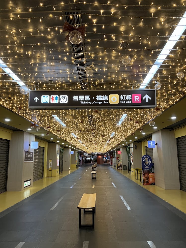 捷運站通道天花板掛滿裝飾燈球，地面有長椅與清楚指標。
