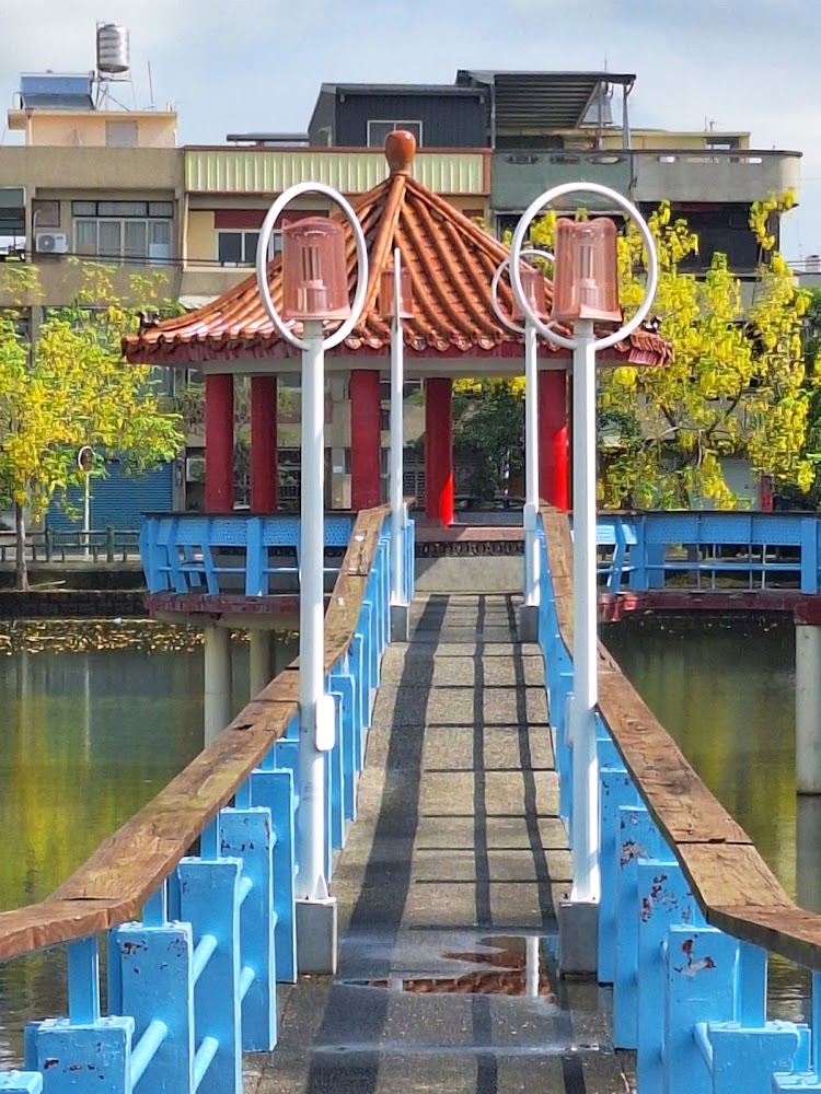 中林湖藍欄杆步道通往湖上涼亭
