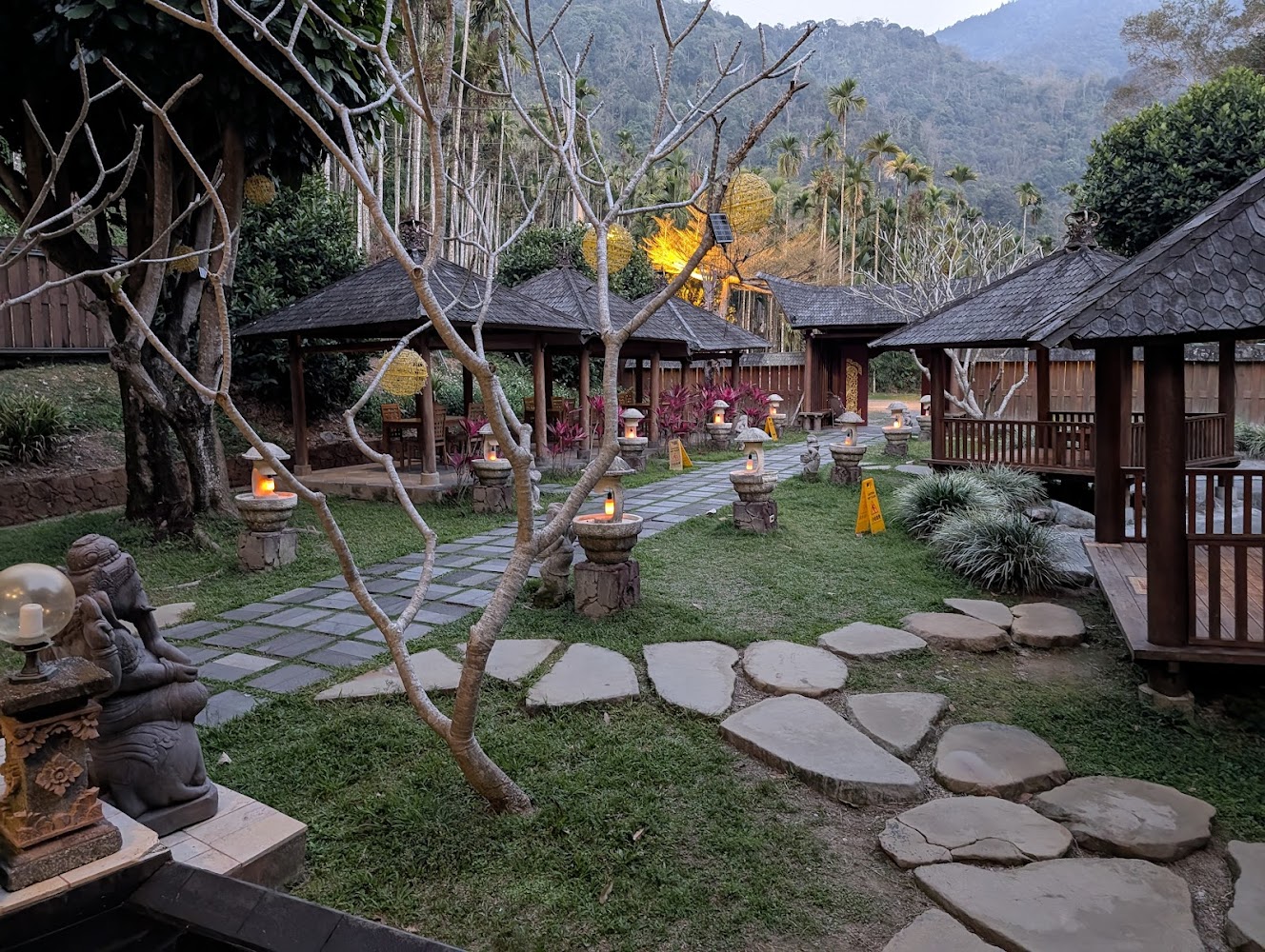 烏布雨林峇里島主題餐廳庭園景觀