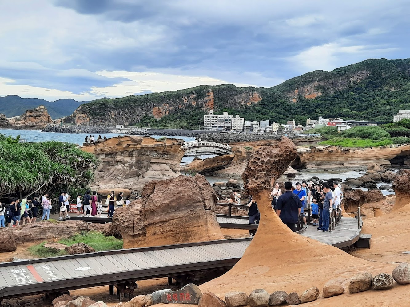 野柳地質公園女王頭與木棧道遊客景象