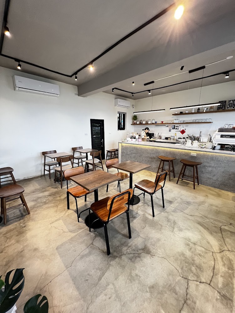 草里一號店室內空間木質桌椅與現代吧台