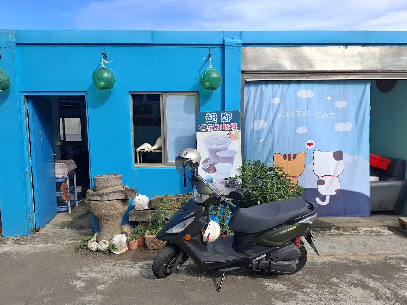 藍色外牆店面外觀,具北海岸特色的小店