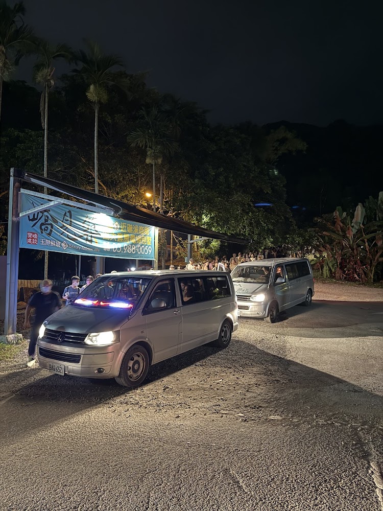 夜晚接駁處與廂型車