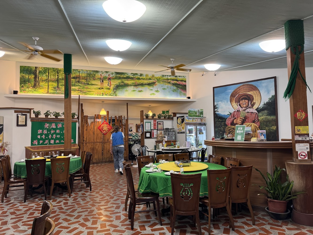米巴奈山地美食坊壁畫與用餐區